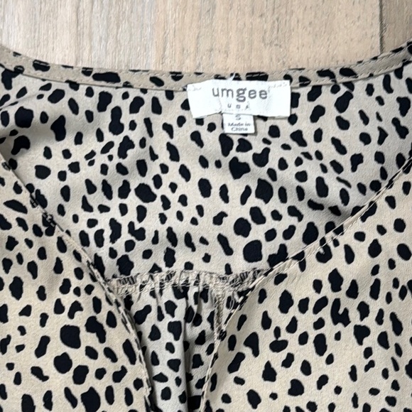 Umgee Women's Leopard print Ruffle Sleeve Top - Picture 3 of 9